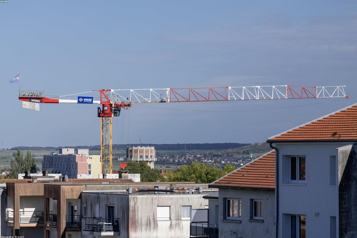 Façadier appliquant un enduit de finition sur une façade rénovée à Nantes